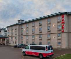 Hotel Ramada By Wyndham Red Deer and Suites