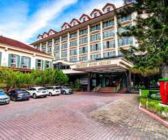 Hotel Century Pines Resort