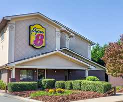 Super 8 By Wyndham Charlotte/amusement Park Area
