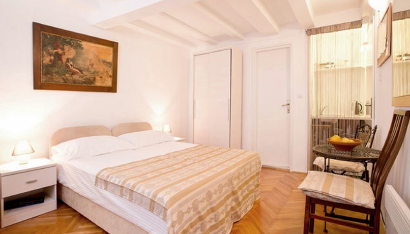 Apartments Old Town Economy