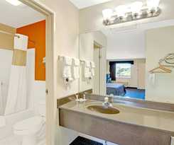 Hotel Quality Inn and Suites I-10 near Fiesta Texas