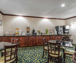 Hotel Quality Suites Kansas City International Airport