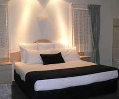 Hotel Charles Rasp Motor Inn and Cottages