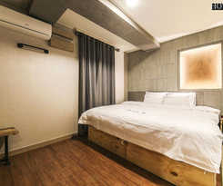 Hotel 27