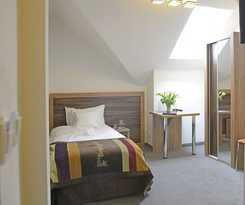 Hotel Dw&oacute;r Kombornia Folwark