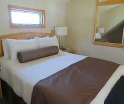 Hotel Waterton Glacier Suites