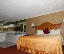 Hotel Admiralty Inn and Suites