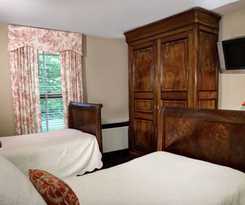 Hotel 200 South Street Inn