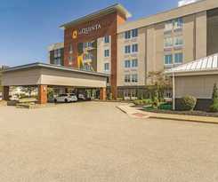 La Quinta Inn and Suites By Wyndham Cleveland Airport West