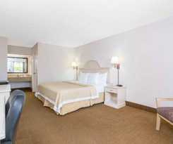 Days Inn and Suites By Wyndham Navarre - Near Beaches/hurlburt
