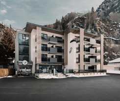  VIER Studios & Restaurant