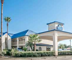 Hotel Days Inn and Suites By Wyndham Winnie