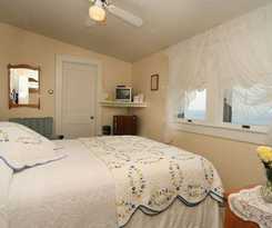 Hotel By The Sea Guests Bed and Breakfast and Suites