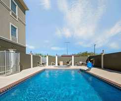 Hotel La Quinta Inn & Suites by Wyndham Mercedes Outlet Mall 