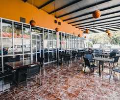 Hotel Reddoorz Plus Near Sultan Hasanuddin Airport