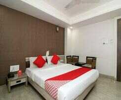 Oyo Flagship 23530 Smriti Star