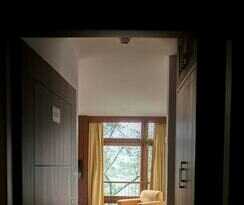 Hotel The Golden Crest