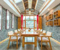  Fenghuang Hu'er Grass House River View