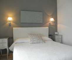 y Apartamentos Abril