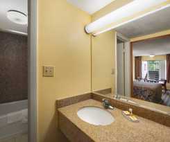 Hotel Rose Garden Inn & Suites