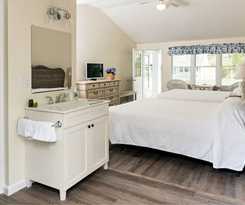  The Commodore Inn, By The Beach