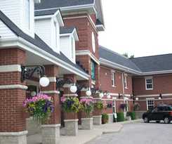 Hotel Village Inn & Suites 
