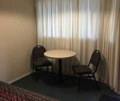 Hotel Leroys Motor Inn