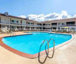  Days Inn & Suites by Wyndham Roseville/Detroit Area 