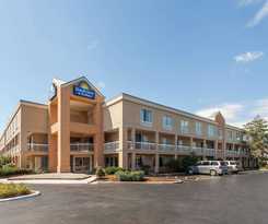 Days Inn & Suites By Wyndham Warren