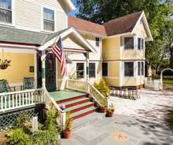 Inn At The Oaks