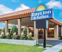 Hotel Days Inn and Suites By Wyndham Logan