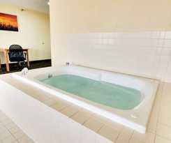 Hotel Everspring Inn & Suites