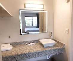  Howard Johnson by Wyndham Reno Downtown