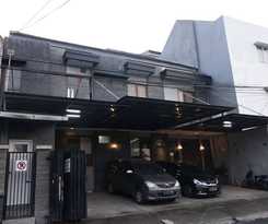 RedDoorz Plus near RS Harapan Kita