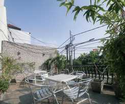 Reddoorz Plus Near Green Pramuka Square Mall