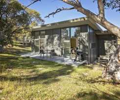 Hotel Ecocrackenback 9 'Sustainable chalet close to the slopes.'