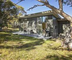 Hotel Ecocrackenback 10 'Sustainable chalet close to the slopes.'