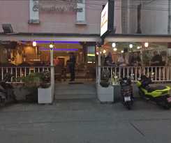 Zip Lounge and Apartments