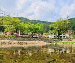 Pensión Mountain and water