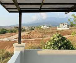  Villa - Sleeps 10 - Communal Pool - Parking