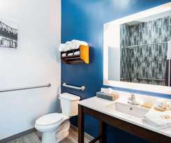 La Quinta Inn and Suites by Wyndham Long Island City