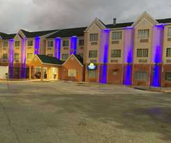 Days Inn and Suites by Wyndham Tampa/Raymond James Stadium