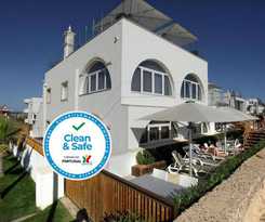 Hostal Golden Beach Guest House and Rooftop Bar