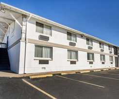 Hotel OYO Townhouse Dodge City KS