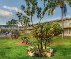 HomeTowne Studios By Red Roof Vero Beach - I-95