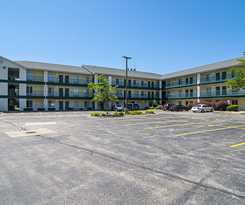 Hotel HomeTowne Studios by Red Roof Chicago - Waukegan