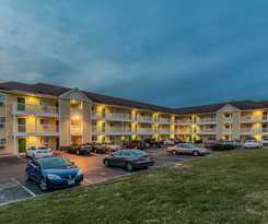 Hotel HomeTowne Studios by Red Roof Louisville