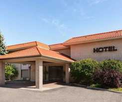Hotel SureStay Plus by Best Western Windsor