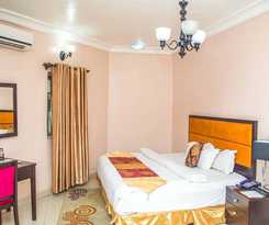 Hotel Royal Crest And Suites