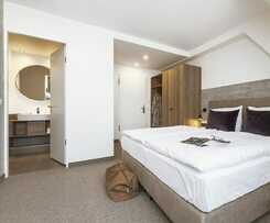 Maakt Hotel And Apartments